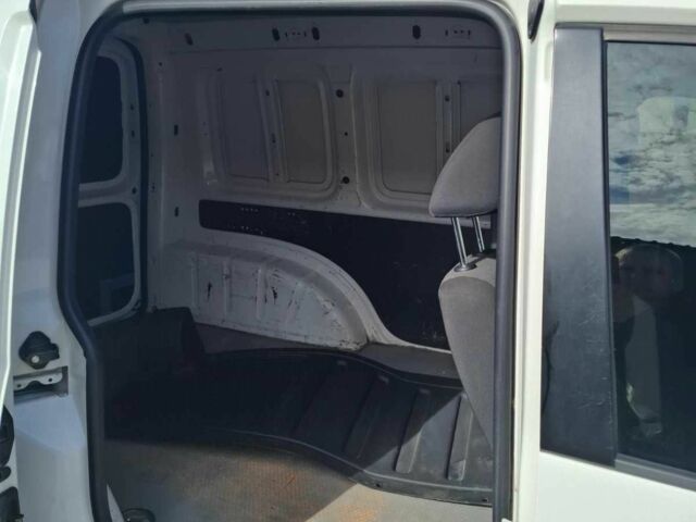 Білий Фольксваген Кадді, об'ємом двигуна 1.6 л та пробігом 295 тис. км за 10000 $, фото 6 на Automoto.ua