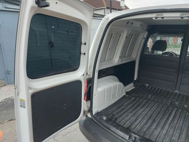 Белый Фольксваген Кадди, объемом двигателя 2 л и пробегом 190 тыс. км за 11200 $, фото 5 на Automoto.ua