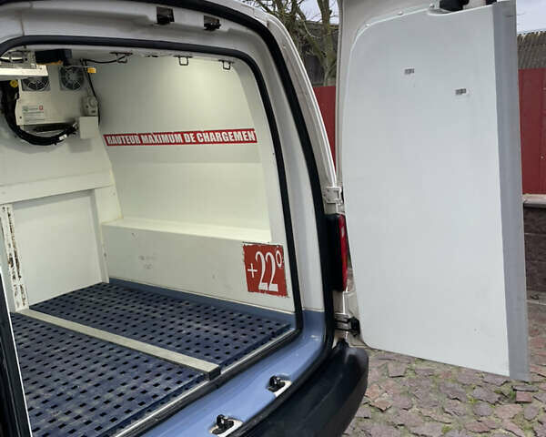 Белый Фольксваген Кадди, объемом двигателя 2 л и пробегом 290 тыс. км за 13500 $, фото 12 на Automoto.ua