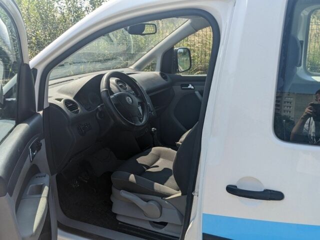 Білий Фольксваген Кадді, об'ємом двигуна 2 л та пробігом 147 тис. км за 7140 $, фото 4 на Automoto.ua
