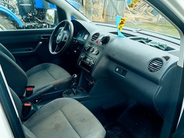 Білий Фольксваген Кадді, об'ємом двигуна 1.6 л та пробігом 208 тис. км за 8000 $, фото 2 на Automoto.ua