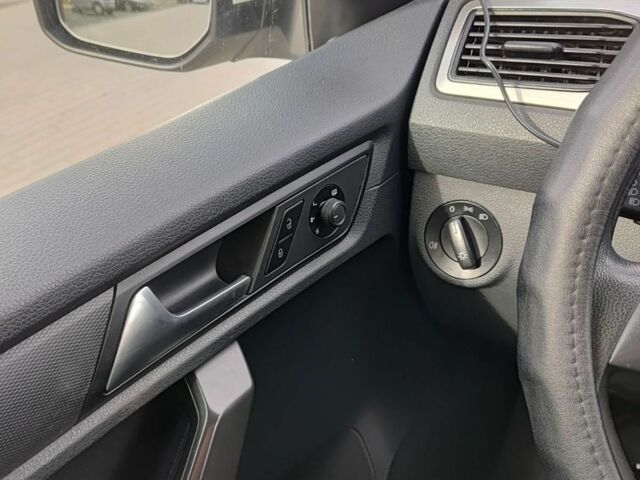 Белый Фольксваген Кадди, объемом двигателя 2 л и пробегом 220 тыс. км за 10500 $, фото 2 на Automoto.ua