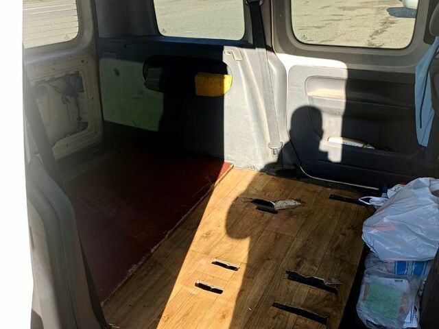 Бежевий Фольксваген Кадді, об'ємом двигуна 2 л та пробігом 252 тис. км за 9000 $, фото 5 на Automoto.ua