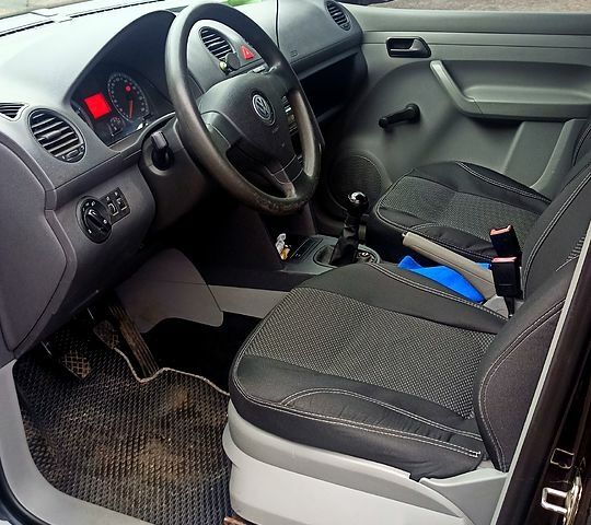 Черный Фольксваген Кадди, объемом двигателя 1.6 л и пробегом 70 тыс. км за 7000 $, фото 4 на Automoto.ua