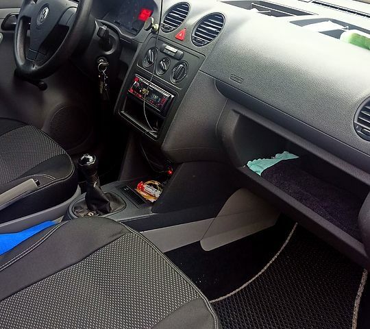 Черный Фольксваген Кадди, объемом двигателя 1.6 л и пробегом 70 тыс. км за 7000 $, фото 5 на Automoto.ua