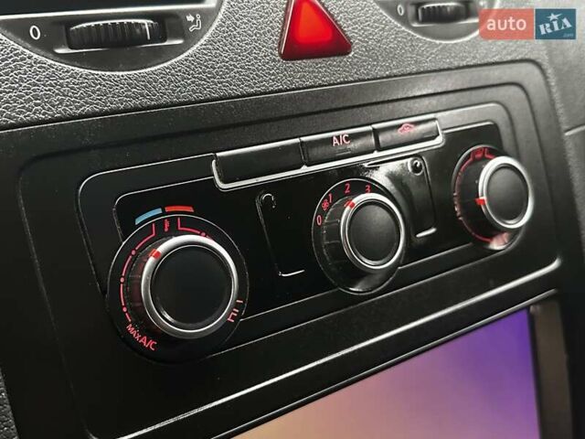 Черный Фольксваген Кадди, объемом двигателя 1.2 л и пробегом 236 тыс. км за 5950 $, фото 62 на Automoto.ua