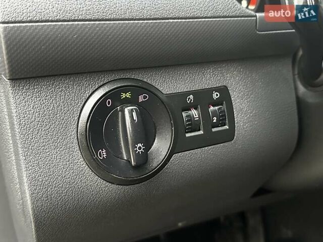 Черный Фольксваген Кадди, объемом двигателя 1.2 л и пробегом 236 тыс. км за 5950 $, фото 58 на Automoto.ua