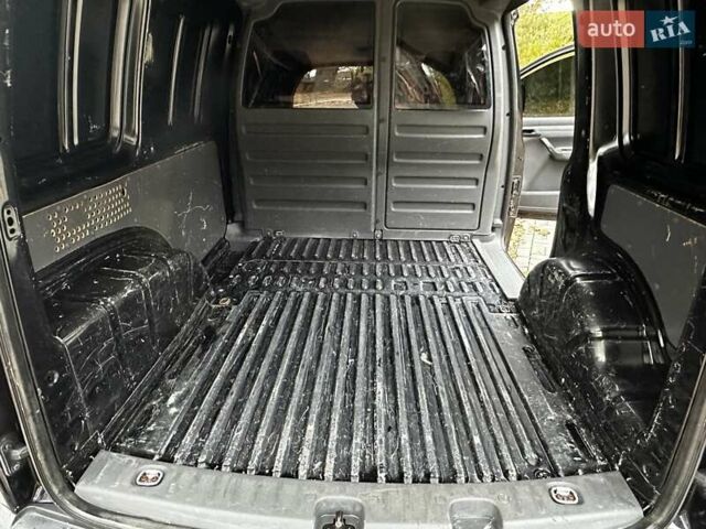 Черный Фольксваген Кадди, объемом двигателя 1.2 л и пробегом 236 тыс. км за 5950 $, фото 71 на Automoto.ua