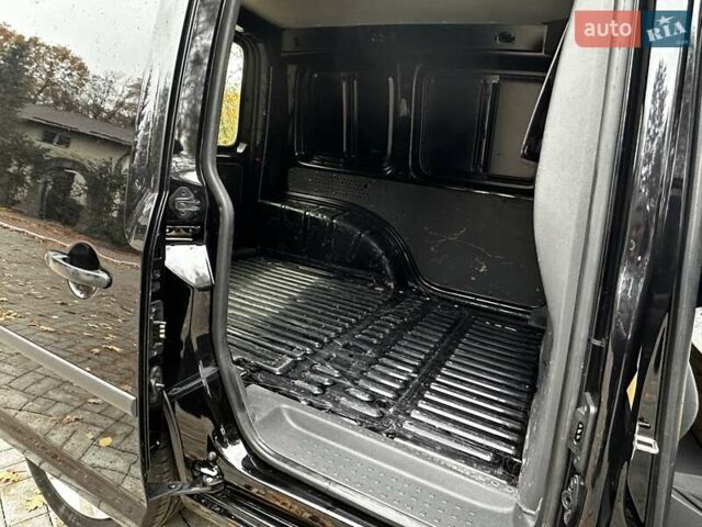 Черный Фольксваген Кадди, объемом двигателя 1.2 л и пробегом 236 тыс. км за 5950 $, фото 69 на Automoto.ua