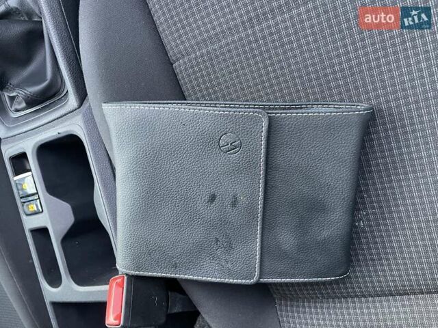 Черный Фольксваген Кадди, объемом двигателя 1.5 л и пробегом 55 тыс. км за 15990 $, фото 16 на Automoto.ua