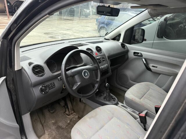 Черный Фольксваген Кадди, объемом двигателя 2 л и пробегом 403 тыс. км за 4600 $, фото 4 на Automoto.ua