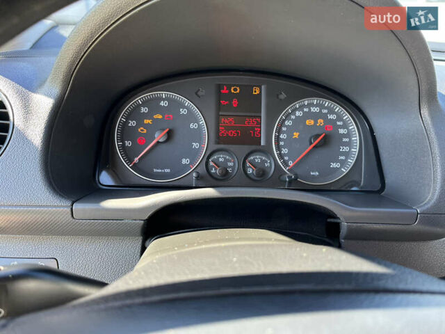 Черный Фольксваген Кадди, объемом двигателя 1.6 л и пробегом 254 тыс. км за 6500 $, фото 6 на Automoto.ua