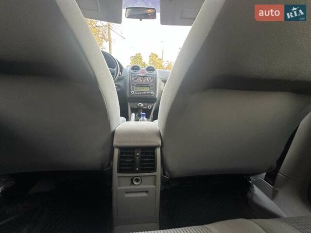 Черный Фольксваген Кадди, объемом двигателя 1.6 л и пробегом 236 тыс. км за 6850 $, фото 2 на Automoto.ua