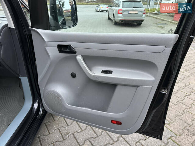 Черный Фольксваген Кадди, объемом двигателя 1.9 л и пробегом 285 тыс. км за 5900 $, фото 24 на Automoto.ua