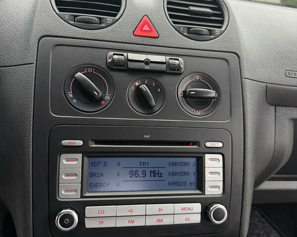 Черный Фольксваген Кадди, объемом двигателя 1.6 л и пробегом 233 тыс. км за 7650 $, фото 58 на Automoto.ua