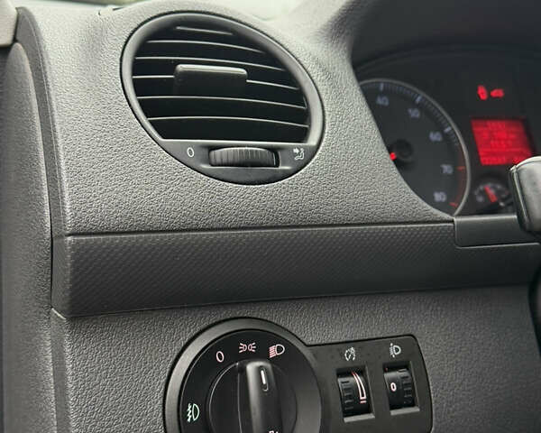 Черный Фольксваген Кадди, объемом двигателя 1.6 л и пробегом 233 тыс. км за 7650 $, фото 55 на Automoto.ua