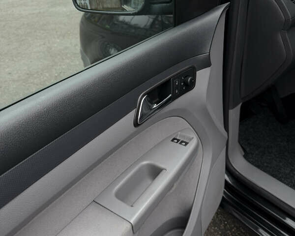 Черный Фольксваген Кадди, объемом двигателя 1.6 л и пробегом 233 тыс. км за 7650 $, фото 37 на Automoto.ua