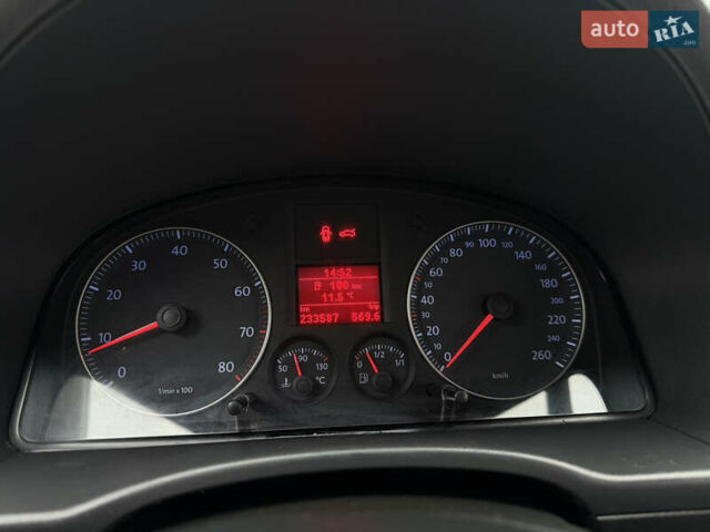 Черный Фольксваген Кадди, объемом двигателя 1.6 л и пробегом 233 тыс. км за 7650 $, фото 62 на Automoto.ua