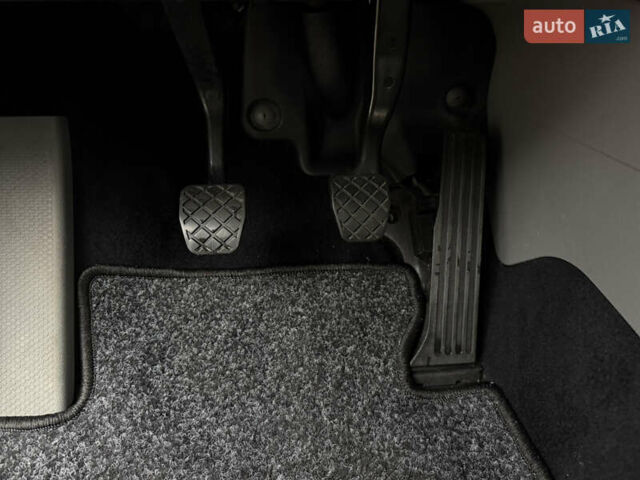 Черный Фольксваген Кадди, объемом двигателя 1.6 л и пробегом 233 тыс. км за 7650 $, фото 63 на Automoto.ua