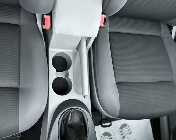 Черный Фольксваген Кадди, объемом двигателя 1.6 л и пробегом 219 тыс. км за 9999 $, фото 28 на Automoto.ua