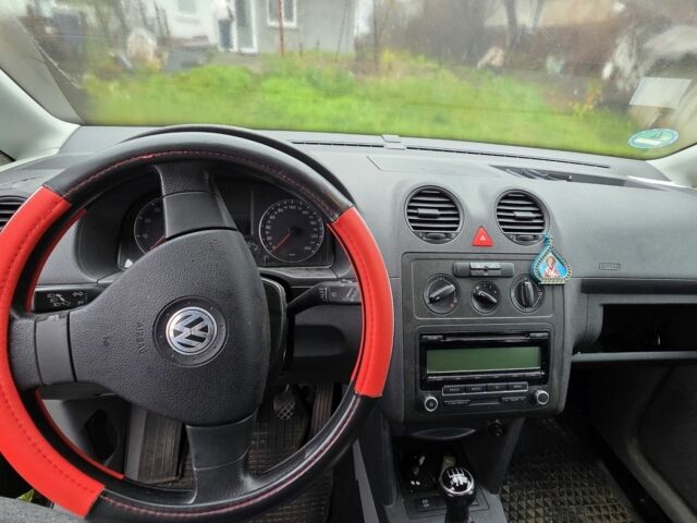 Черный Фольксваген Кадди, объемом двигателя 1.4 л и пробегом 142 тыс. км за 7999 $, фото 4 на Automoto.ua