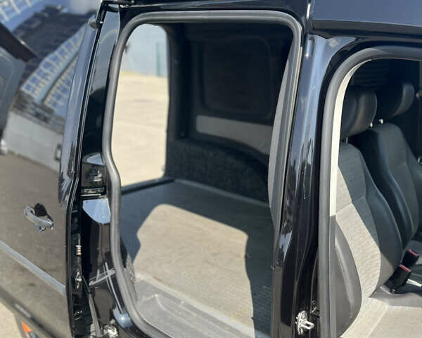 Черный Фольксваген Кадди, объемом двигателя 1.6 л и пробегом 250 тыс. км за 7700 $, фото 6 на Automoto.ua