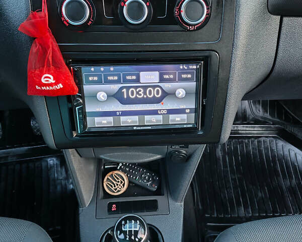 Черный Фольксваген Кадди, объемом двигателя 1.98 л и пробегом 327 тыс. км за 9500 $, фото 14 на Automoto.ua