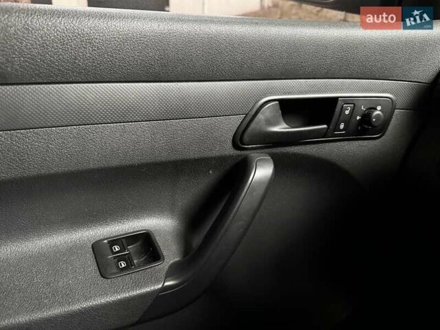 Черный Фольксваген Кадди, объемом двигателя 1.6 л и пробегом 130 тыс. км за 12500 $, фото 4 на Automoto.ua