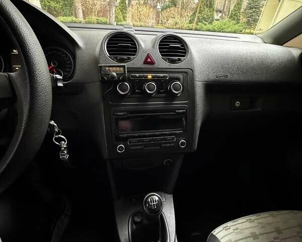 Черный Фольксваген Кадди, объемом двигателя 1.6 л и пробегом 130 тыс. км за 12500 $, фото 3 на Automoto.ua