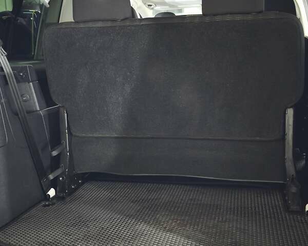 Черный Фольксваген Кадди, объемом двигателя 1.97 л и пробегом 274 тыс. км за 15000 $, фото 11 на Automoto.ua