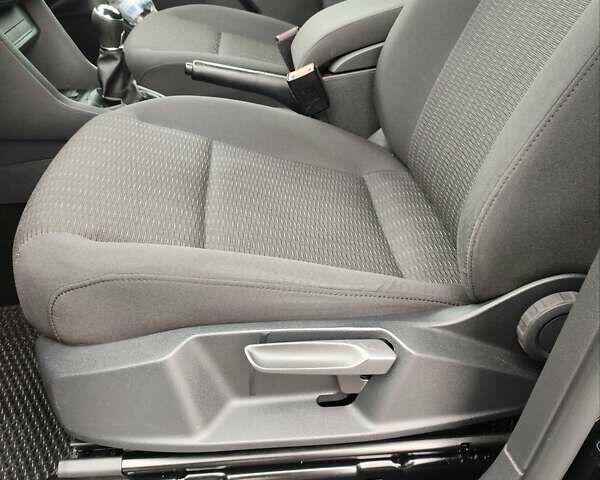 Черный Фольксваген Кадди, объемом двигателя 1.97 л и пробегом 274 тыс. км за 17800 $, фото 48 на Automoto.ua