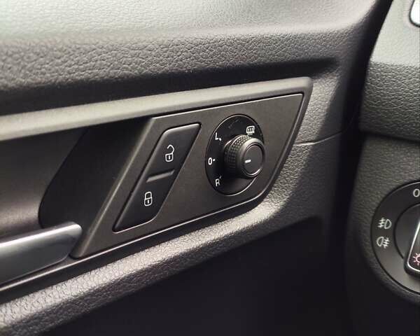 Черный Фольксваген Кадди, объемом двигателя 1.97 л и пробегом 274 тыс. км за 17800 $, фото 75 на Automoto.ua