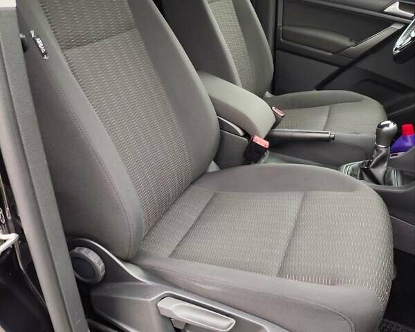 Черный Фольксваген Кадди, объемом двигателя 1.97 л и пробегом 274 тыс. км за 17800 $, фото 59 на Automoto.ua