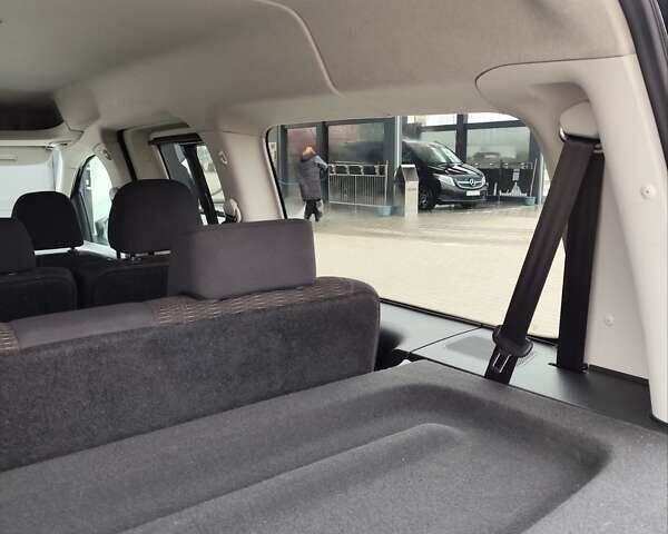 Черный Фольксваген Кадди, объемом двигателя 1.97 л и пробегом 274 тыс. км за 17800 $, фото 72 на Automoto.ua