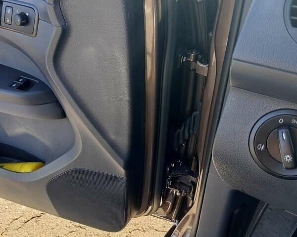 Коричневый Фольксваген Кадди, объемом двигателя 1.6 л и пробегом 287 тыс. км за 11200 $, фото 7 на Automoto.ua