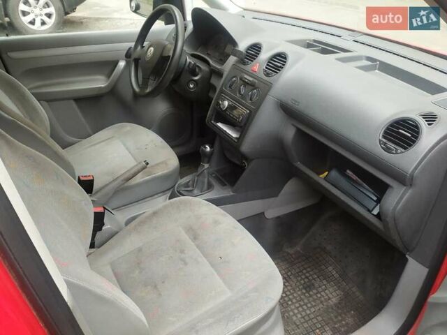 Красный Фольксваген Кадди, объемом двигателя 1.6 л и пробегом 80 тыс. км за 7000 $, фото 15 на Automoto.ua