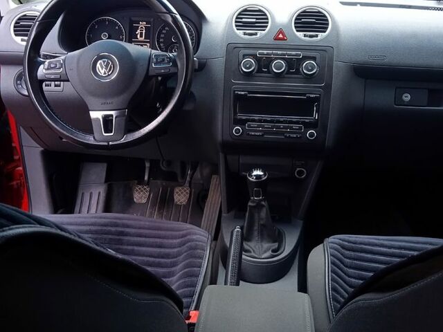 Красный Фольксваген Кадди, объемом двигателя 1.6 л и пробегом 172 тыс. км за 10500 $, фото 2 на Automoto.ua