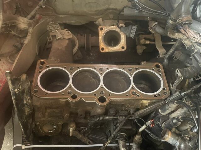 Красный Фольксваген Кадди, объемом двигателя 1.6 л и пробегом 300 тыс. км за 1850 $, фото 22 на Automoto.ua