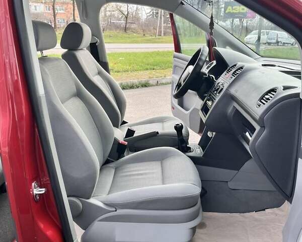 Красный Фольксваген Кадди, объемом двигателя 1.6 л и пробегом 220 тыс. км за 6950 $, фото 25 на Automoto.ua