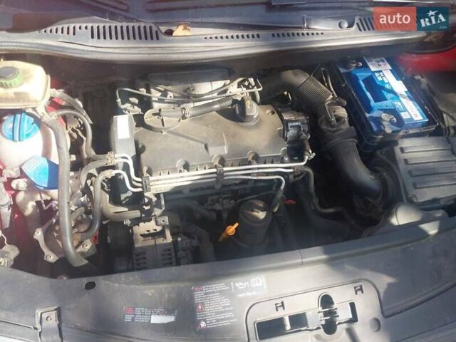 Красный Фольксваген Кадди, объемом двигателя 2 л и пробегом 301 тыс. км за 5000 $, фото 5 на Automoto.ua