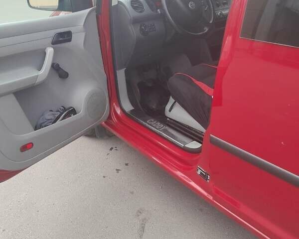 Красный Фольксваген Кадди, объемом двигателя 2 л и пробегом 270 тыс. км за 5300 $, фото 4 на Automoto.ua