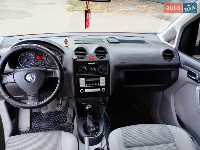 Красный Фольксваген Кадди, объемом двигателя 1.6 л и пробегом 227 тыс. км за 6500 $, фото 6 на Automoto.ua