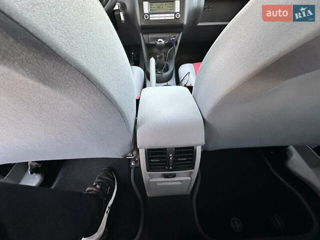 Красный Фольксваген Кадди, объемом двигателя 1.6 л и пробегом 210 тыс. км за 8999 $, фото 64 на Automoto.ua