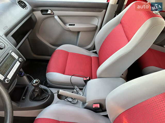 Красный Фольксваген Кадди, объемом двигателя 1.6 л и пробегом 210 тыс. км за 8999 $, фото 74 на Automoto.ua