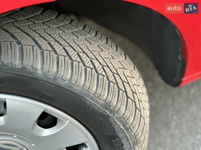 Красный Фольксваген Кадди, объемом двигателя 1.6 л и пробегом 210 тыс. км за 8999 $, фото 5 на Automoto.ua