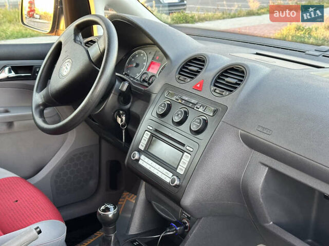 Красный Фольксваген Кадди, объемом двигателя 1.6 л и пробегом 210 тыс. км за 8999 $, фото 46 на Automoto.ua