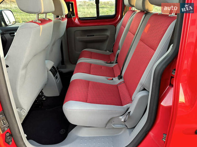 Красный Фольксваген Кадди, объемом двигателя 1.6 л и пробегом 210 тыс. км за 8999 $, фото 70 на Automoto.ua