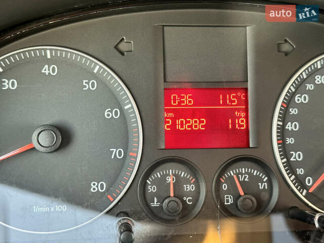 Красный Фольксваген Кадди, объемом двигателя 1.6 л и пробегом 210 тыс. км за 8999 $, фото 88 на Automoto.ua