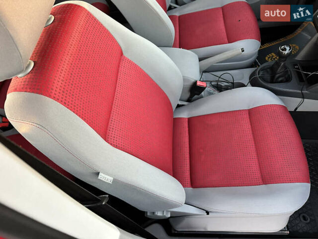 Красный Фольксваген Кадди, объемом двигателя 1.6 л и пробегом 210 тыс. км за 8999 $, фото 44 на Automoto.ua