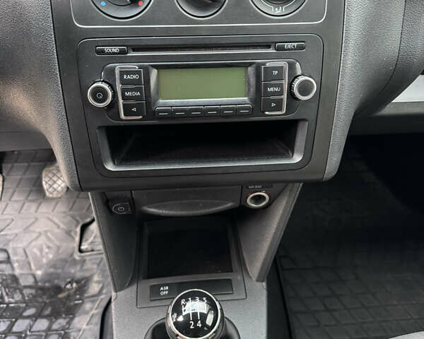 Красный Фольксваген Кадди, объемом двигателя 1.6 л и пробегом 218 тыс. км за 7200 $, фото 11 на Automoto.ua